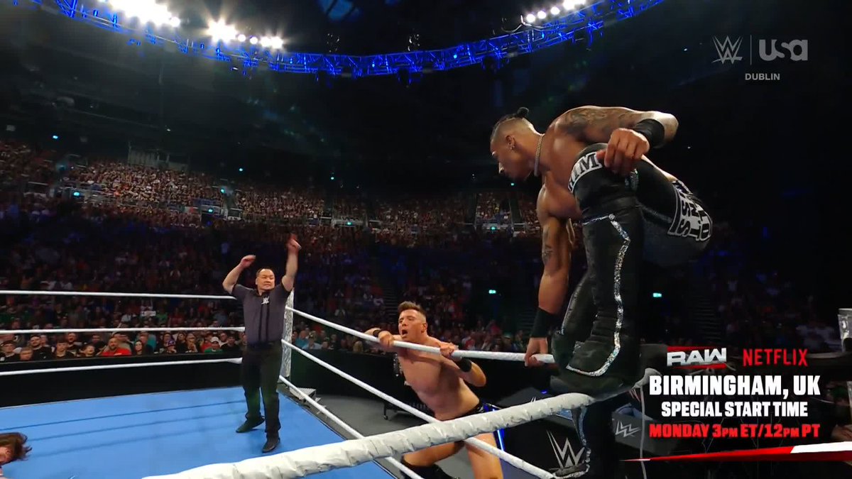 .Carmelo Hayes and The Miz are NOT on the same page... 😬