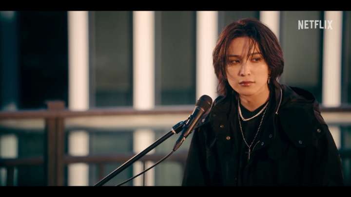 藤谷直季(佐藤健)と真崎桐哉(菅田将暉)。 互いに認め合いながらもすれ違ってきた、2人のカリスマがともに歌う「Vibrato」。 白と黒、あるいは陽と陰。そんな対照的な"ビブラート"が交わる時、美しい"愛の歌"となって2人をひとつに。 #グラスハート #GlassHeart