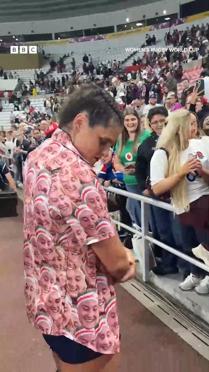 A unique gift! 🎁😅 Georgie Perris-Redding's mum delivered a shirt with her daughter's face on to her USA team-mate Ilona Maher 🇺🇸 #BBCRugby #RWC2025 | Sale Sharks Women