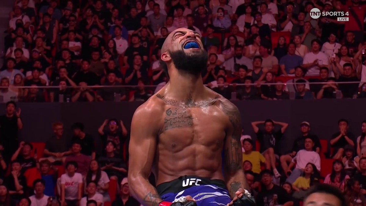 Charles Johnson connects with Lone'er Kavanagh's chin 🧨 #UFCShanghai | LIVE on TNT Sports 4 and discovery+