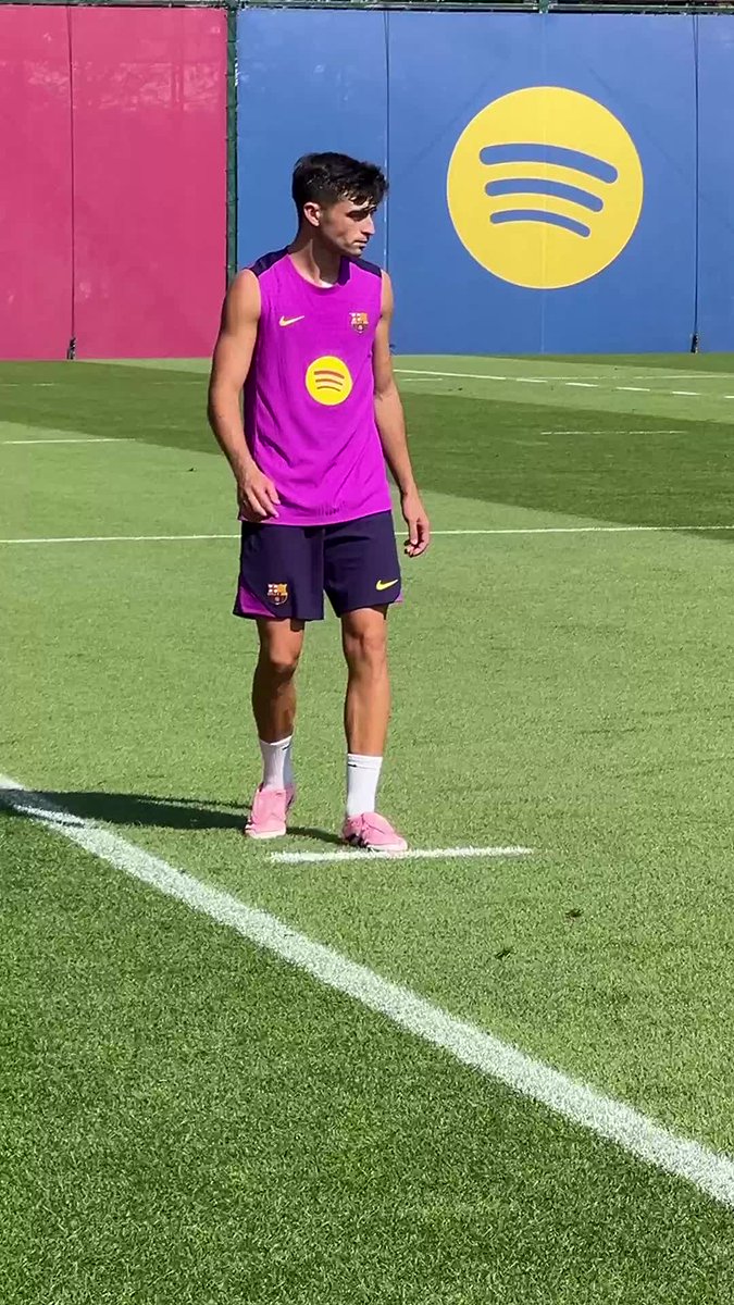 No llega al nivel Mastantuono haciendo un giro de 180 grados pero no está nada mal esto de Pedri.