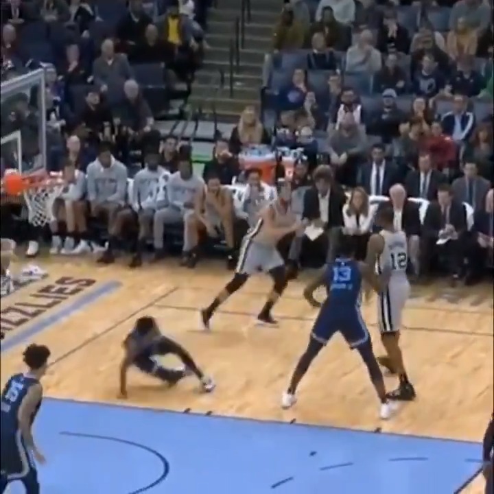 I più giovani potrebbero pensare che sia un video finto. E invece... Quello che eleva ad arte il gioco senza palla è Marco Belinelli. Quello che finisce gambe all'aria è Ja Morant. Belinelli manda al bar Morant. Senza neanche palleggiare. Capolavoro.