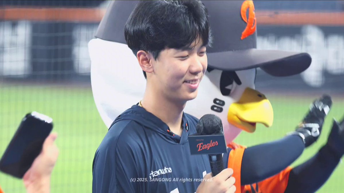 단상인터뷰 팬들이 생일 축하 노래 불러줬어 ㅎㅎㅎ 준서 너무 행복해보여 #황준서
