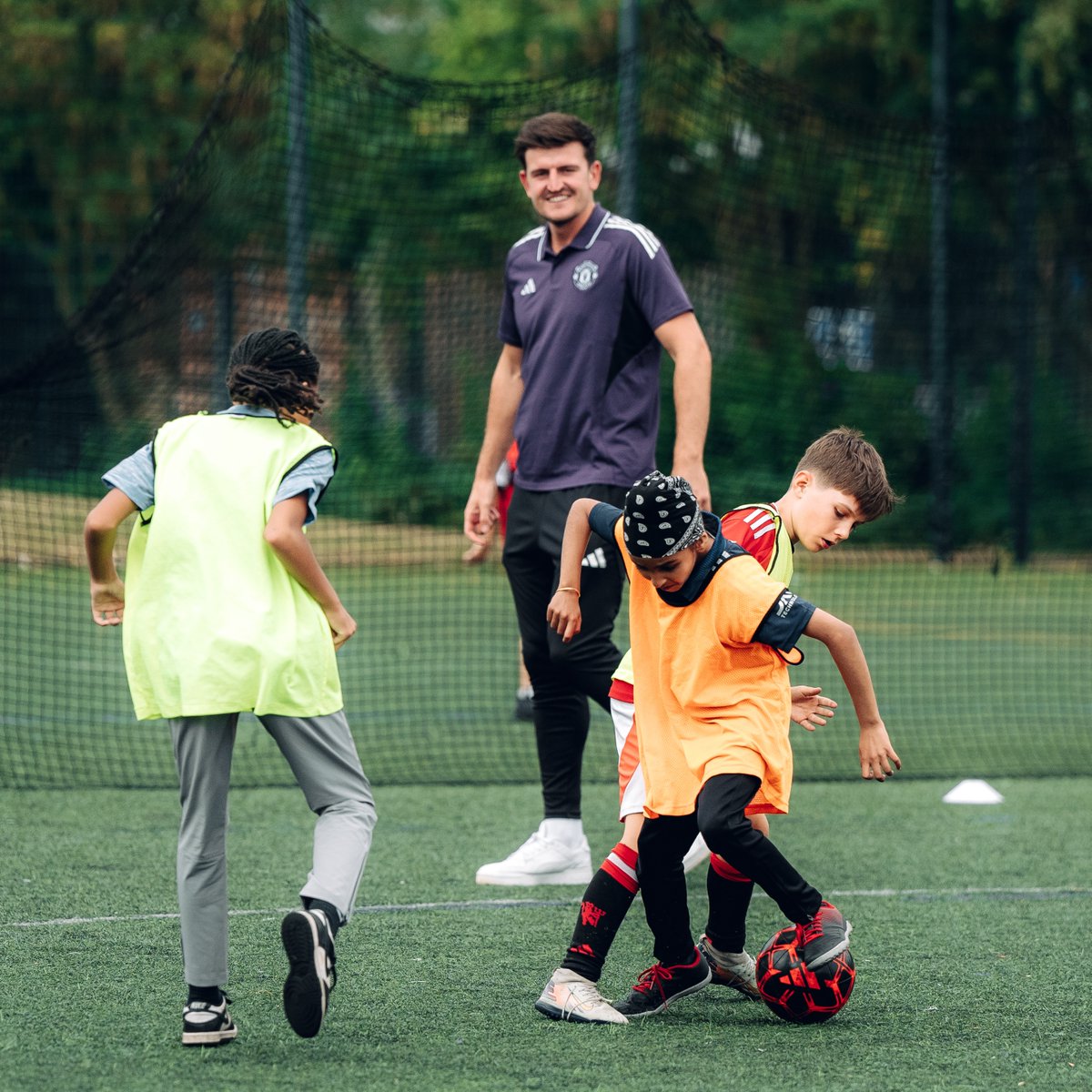 We’ve seen this one before 👀🔁 A magic moment during Harry Maguire’s visit to our holiday camp in #Stretford 😍 #HarryMaguire | Manchester United