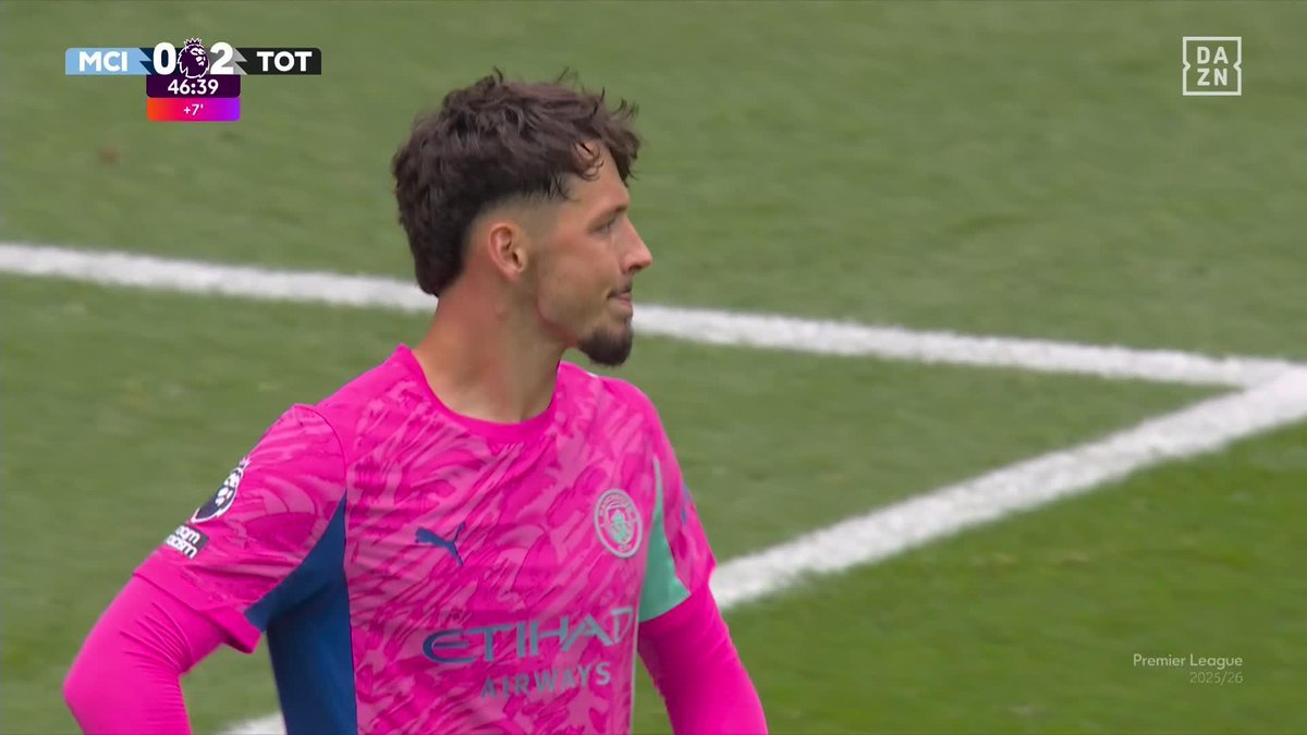 TIERRA, TRÁGAME 😳😳😳😳😳 ¡Menuda liada de James Trafford en su debut en el Etihad Stadium con el Manchester City! 😱 #PremierLeagueDAZN 🏴󠁧󠁢󠁥󠁮󠁧󠁿⚽️