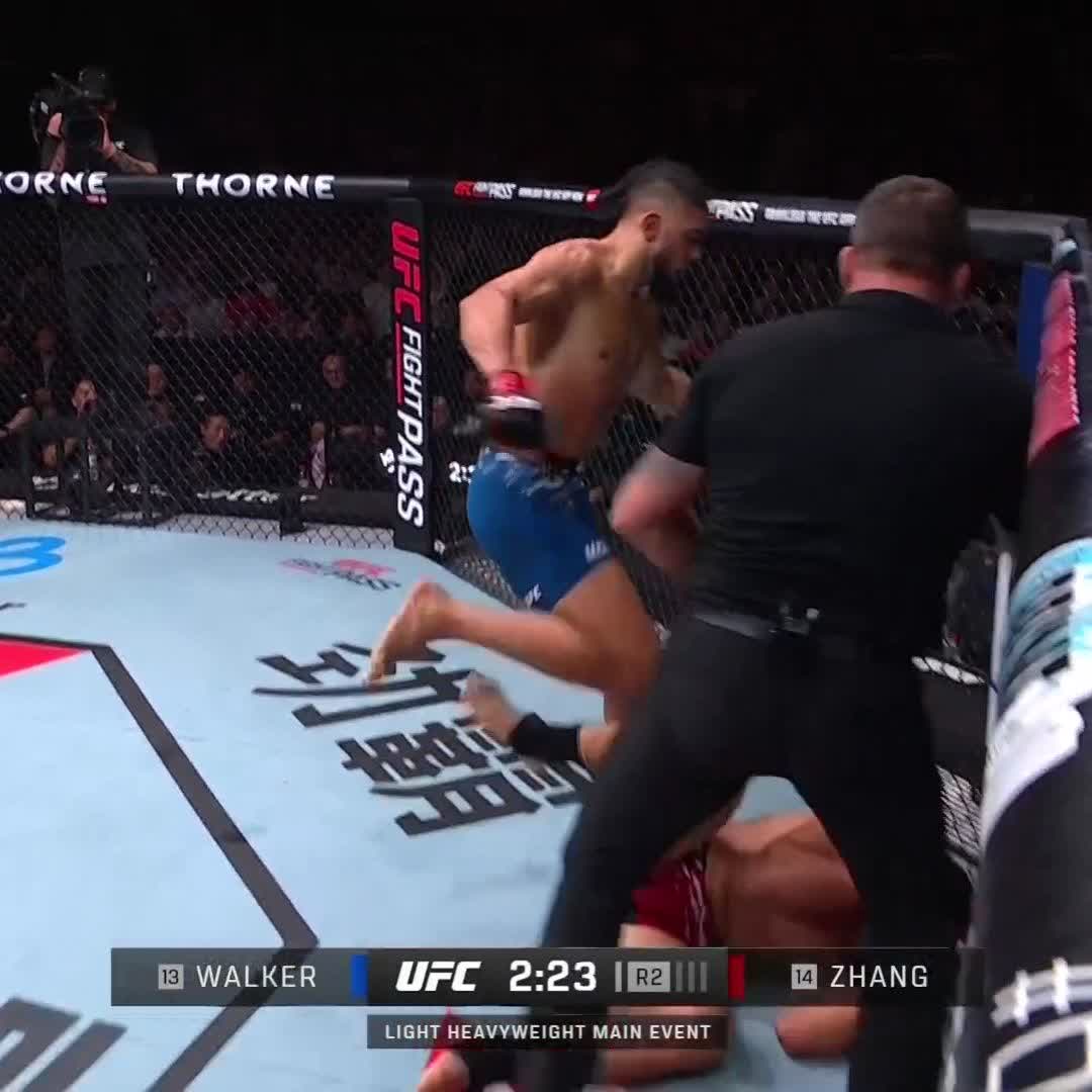 If it was Johnny Walker getting beat up, Marc Goddard would have waved it off in seconds and handed it to Zhang. Crazy how this disgusting POS gets away with it every time just coz he licks Dana White’s boots.☝🏻