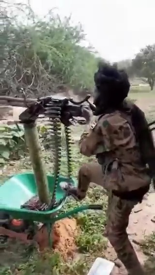 من #الفاشر أرض الصمود، مقطع فيديو يُظهر مدفع "دوشكا" تمت غنيمته من عربة قتالية تابعة للدعم السريع، جرى تفكيكه وإعادة استخدامه ميدانياً، في تجسيد عملي لمقولة: العسكرية تصرّف. #السودان #السودان_ينتصر