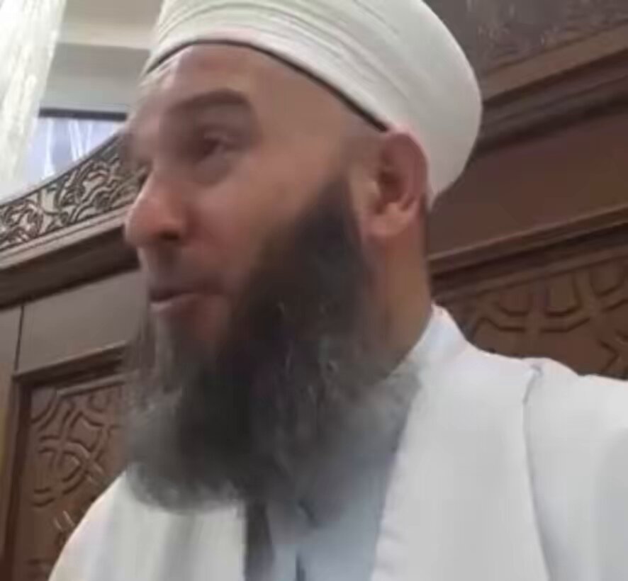 Türk bir Hoca ; Ne Mutlu Türküm demek tam bir ırkçı sözdür. Bunu zorla Kürt çocuklarına Kürt Ailelerine okullarda zorla Türküm doğruyum söylettiler adam Kürt neden Türküm desin.