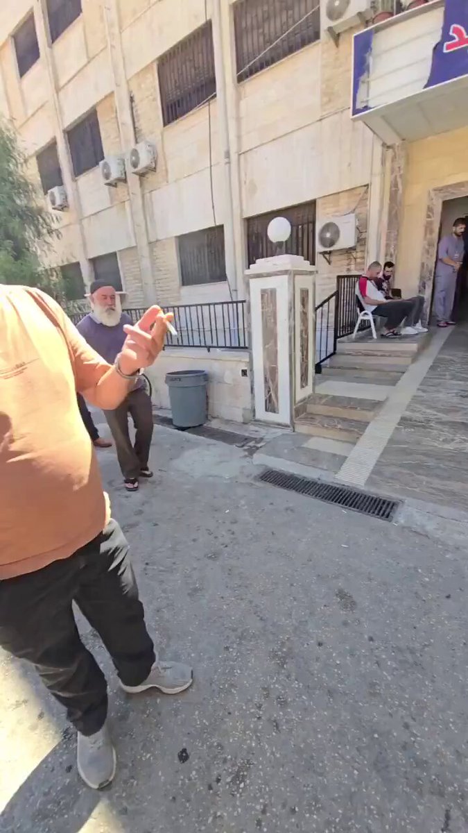 #حمص ناشط سوري يوجه رسالة إلى محافظ حمص: "بدل ما تلحق ماتور نجار باطون عم يروح فيه على شغله... وبدل ما عم تلحق ورا بسطة لشخص يريد أن يطعم أبناءه بالحلال... روح شوف مسؤوليتك بمستشفى ابن الوليد وباقي المشافي".
