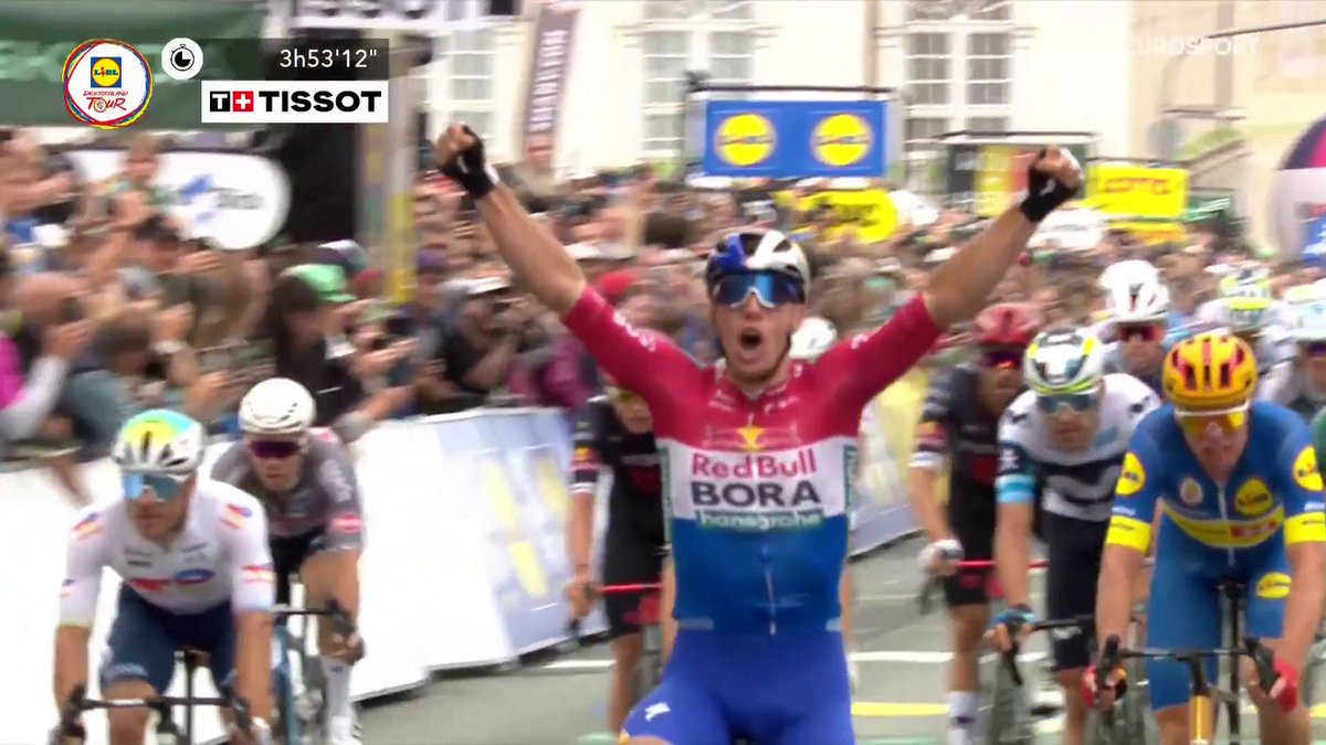 🚴🇩🇪 | Danny van Poppel wint de sprint in Kassel, maar flirt met DSQ door het opsluiten van Brennan. Krijgt hij de overwinning of beslist de jury anders?! 💨🇳🇱 #DeutschlandTour 📺 Stream koers op HBO Max