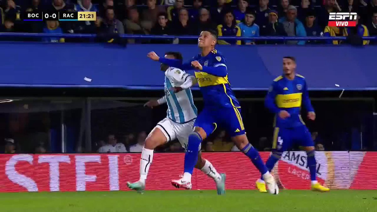 Hace dos años, #Racing debió haber jugado 70 mins. del partido de ida de 1/4 de final de #Libertadores vs Boca, con un hombre más. Pero Sampaio nos recordó q en la Bombonera existe un reglamento distinto, y desde el VAR tampoco hubo llamado para revisión.