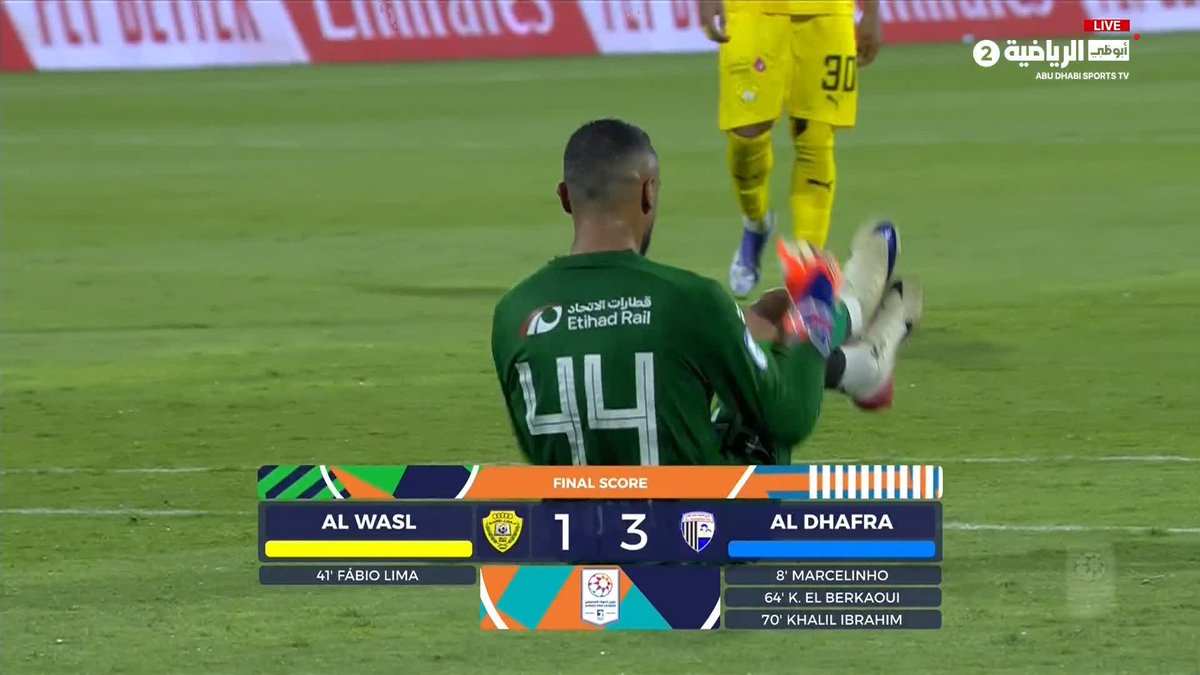 أمجد السيد حارس الظفرة يحتفل بطريقة طريفة.. #الظفرة_الوصل #دوري_أدنوك_للمحترفين
