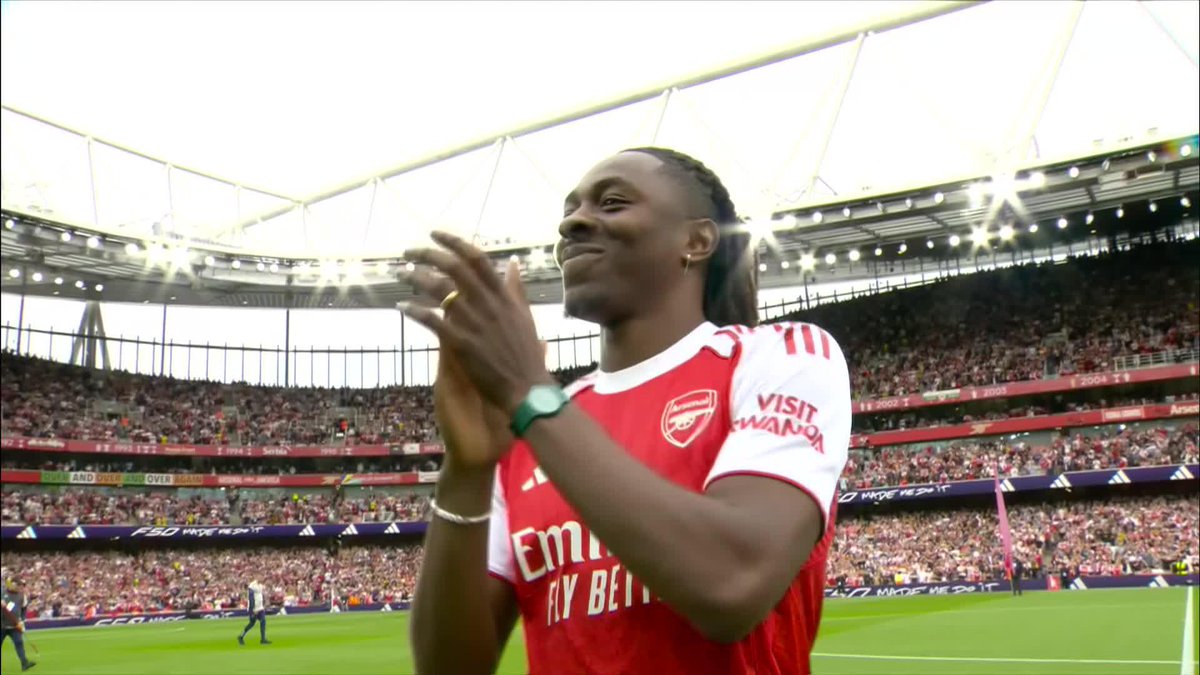 Todo el Emirates en pie. Él, con la sonrisa y la ilusión del niño que ha cumplido el sueño de su vida 🥹❤️ EBERECHI EZE ES EL NUEVO 1️⃣0️⃣ DEL ARSENAL #PremierLeagueDAZN 🏴󠁧󠁢󠁥󠁮󠁧󠁿⚽️