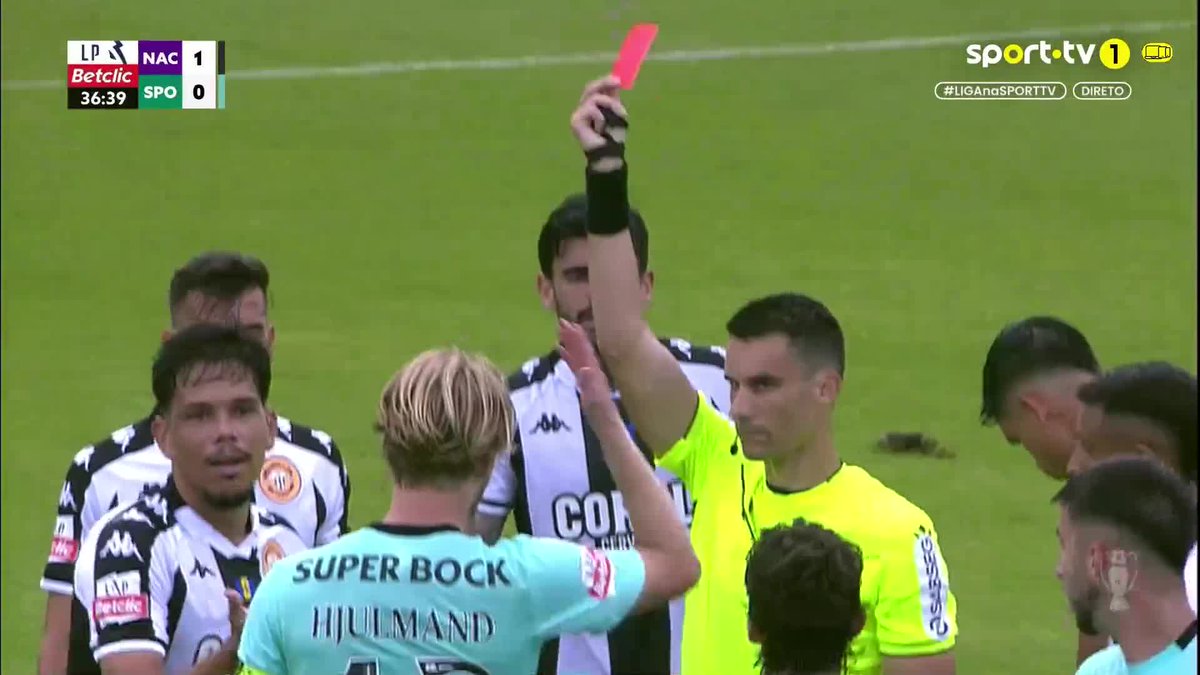 Pablo Ruan foi expulso no seguimento deste livre para os leões 🟥 #sporttvportugal #LIGAnaSPORTTV #LigaPortugalBetclic #CDNacional #SportingCP