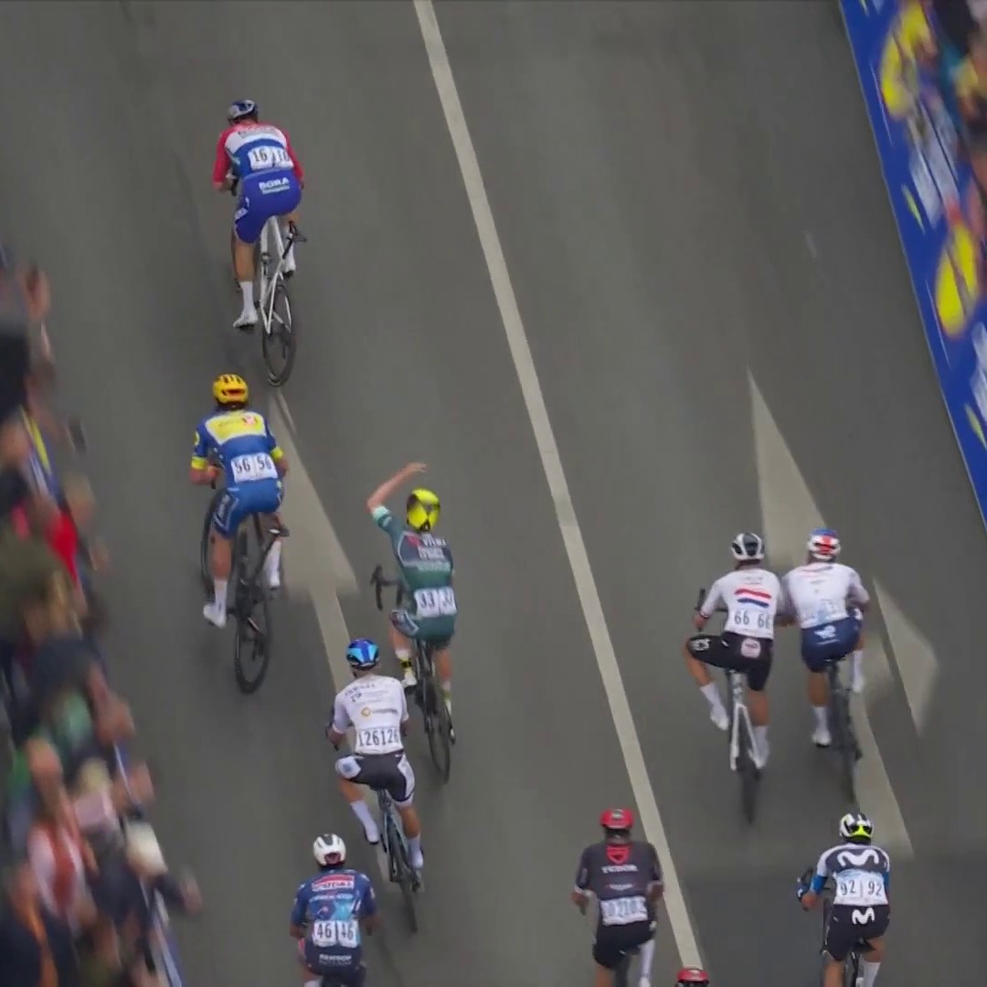 Il aura eu le soutien de Pogi, mais pas des commissaires 😬 Un mouvement, puis deux, un Matthew Brennan bloqué, et le 5e déclassement de la saison pour Danny van Poppel 🇳🇴 Søren Wærenskjold récupère l'étape, et le maillot de leader de ce #DeineTour