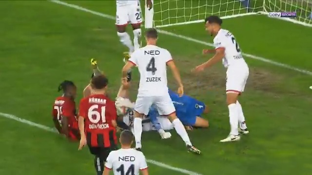 😵💫 Gençlerbirliği kalesinde baş döndüren karambol... #GFKvGEN #TrendyolSüperLig