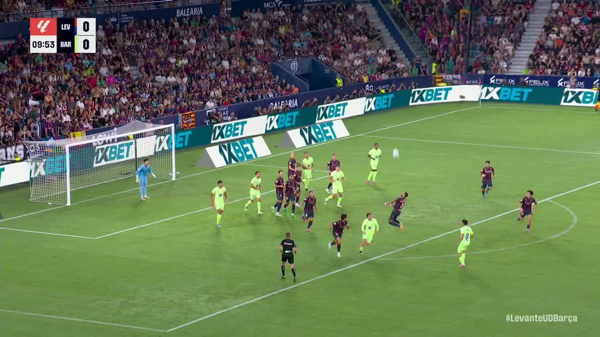 Watch and listen to the atmosphere when Levante took the lead vs. Barca 😮