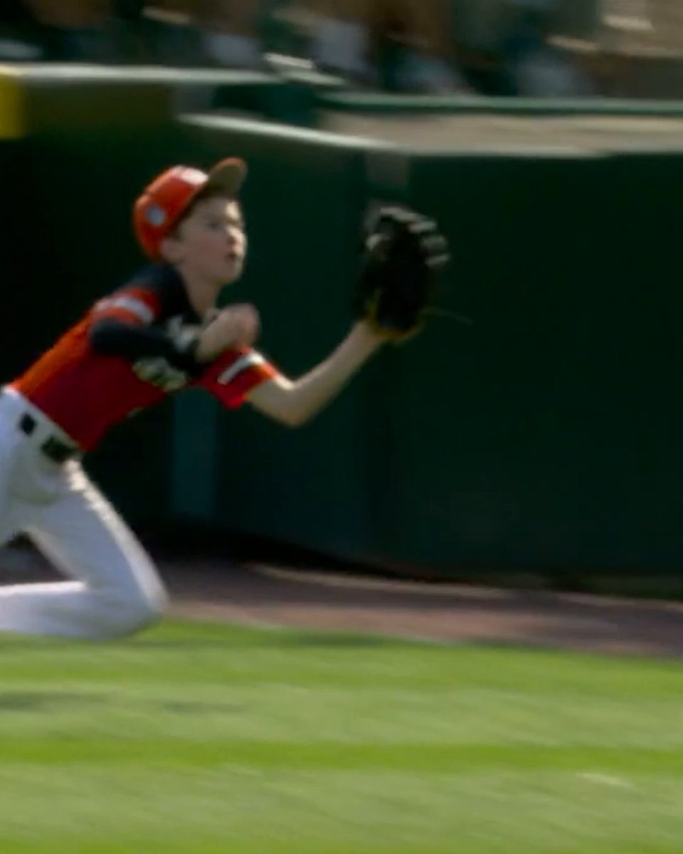 Diving catch in right field from Connecticut 🔥