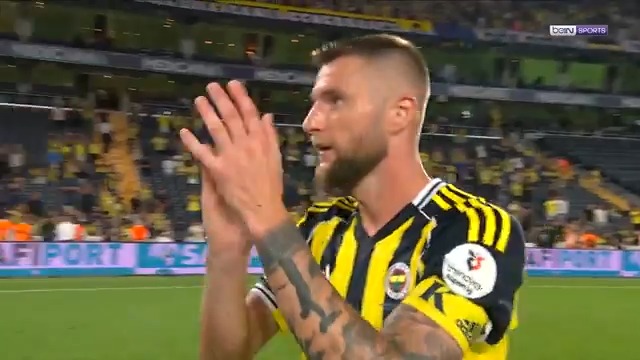 Takımımızın kaptanı Milan Skriniar, galibiyetin ardından taraftarını selamlıyor. 💛💙