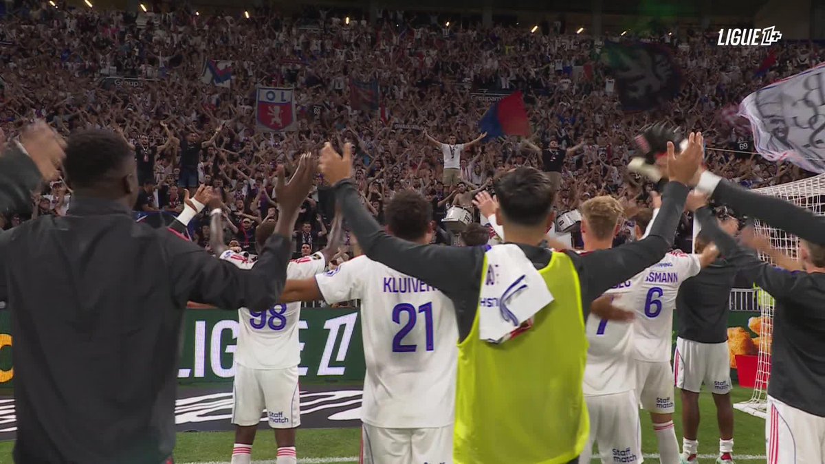 La superbe communion entre les joueurs de l'OL et leurs supporters ! 😍 #OLFCM