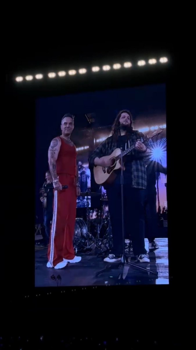 Robbie Williams x Garron Noone… the collab we never knew we needed 🤯 Robbie only went and brought the popular Irish content creator on stage to belt out Country Roads with him 🎤🇮🇪
