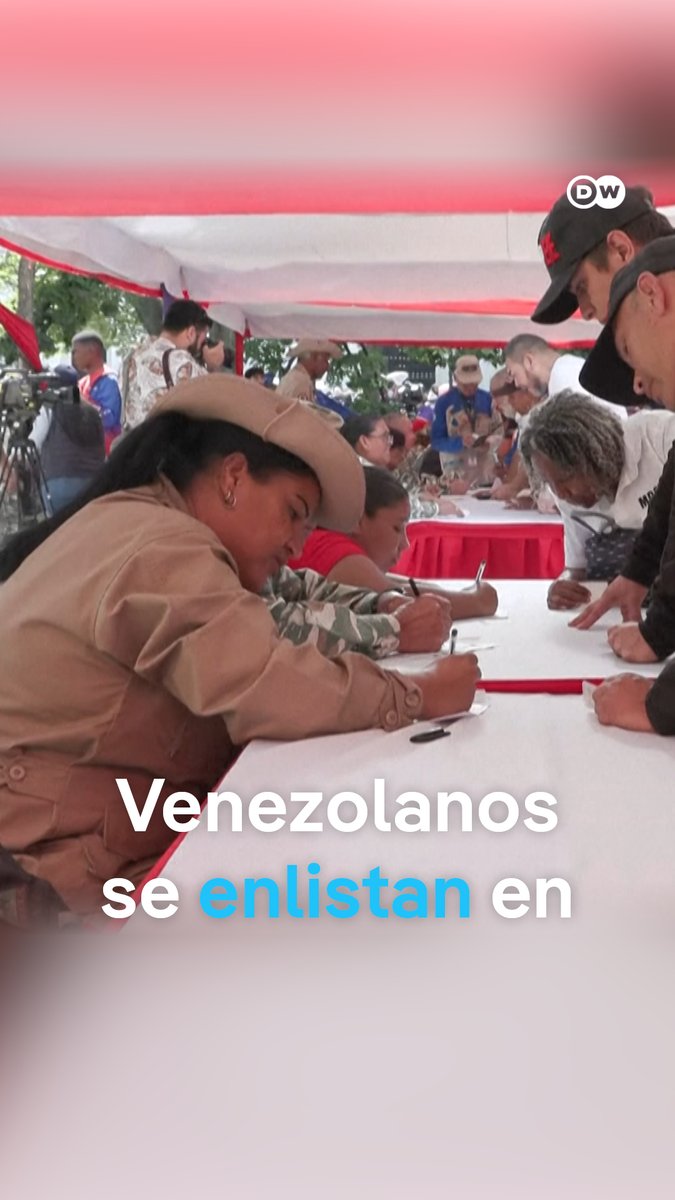 Ciudadanos venezolanos hacen fila para ingresar a la #MiliciaBoliviariana El presidente de Venezuela, Nicolás #Maduro, dio la orden de habilitar el registro en plazas y edificios militares y públicos. Los #voluntarios harán parte de los 4,5 millones de milicianos, que según el Gobierno defenderán al país ante "amenazas estadounidenses". EE. UU. desplegó tres buques frente a las costas venezolanos y afirma que son parte de un operativo antidroga. /cmw