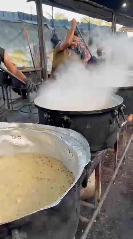 ➡️ 2 large-capacity kitchens ➡️ 260+ cooks ➡️ 900+ pots ➡️ 50,000+ pounds of food Here’s a look at what it takes to prepare tens of thousands of meals daily in Gaza. Behind every number are people showing resilience in the face of crisis. #ChefsForGaza
