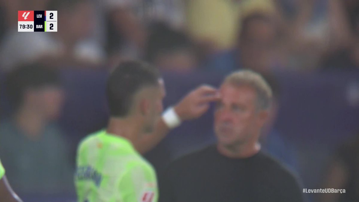 フェランがフリック監督の眉に触れた結果