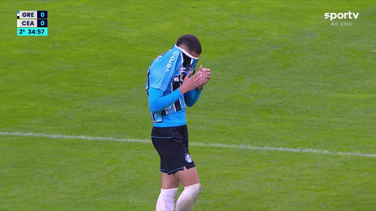 Esse lance aqui resume todo o jogo de Grêmio 0x0 Ceará. Olha essa falha e o gol perdido.