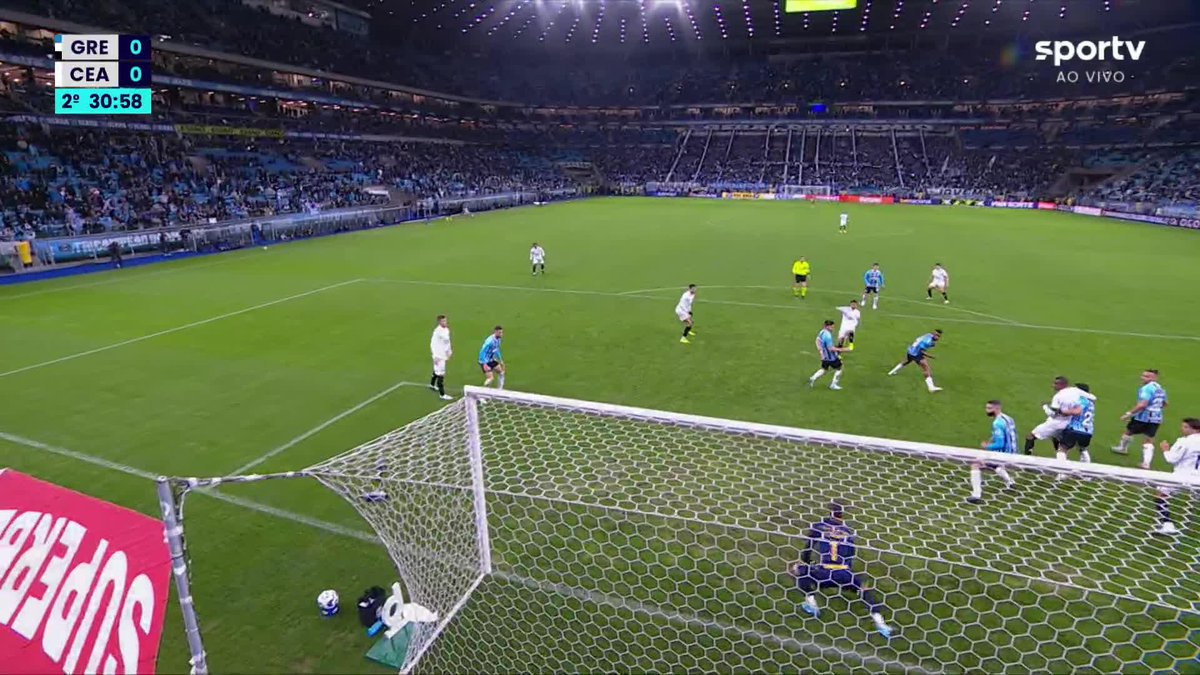 🤯🧤 Tiago Volpi, do Grêmio, protagonizou uma das grandes defesas dessa edição do Campeonato Brasileiro. Demonstrou um tempo de reação impressionante.