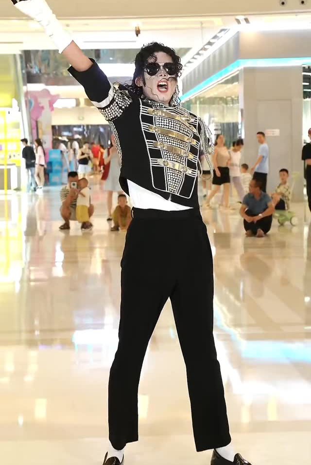 He really looks like Michael Jackson