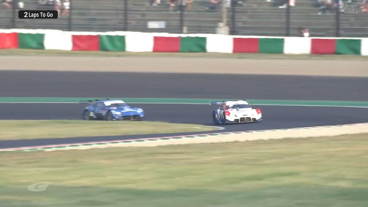 残り2周‼️ 39号車DENSO サッシャ選手、 シケインのブレーキングで6番手に浮上! 脇阪監督のガッツポーズも飛び出す🔥🔥 #SUPERGT 第5戦 灼熱の鈴鹿決戦🔥 8/23～8/24 徹底LIVE配信！ 🔽ご視聴/ご購入は🔽 #スーパーGT