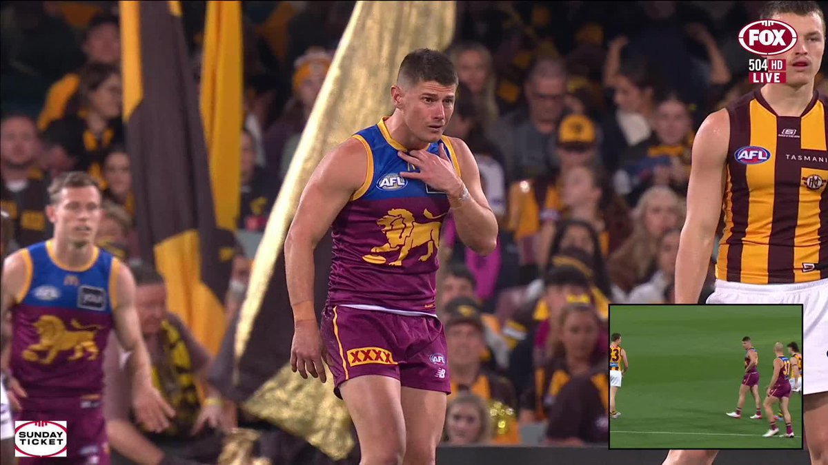 A little bit of drama pre-bounce as Jack Ginnivan collects milestone man Dayne Zorko! 👀 📺 Watch #AFLLionsHawks on ch.504 or stream on Kayo: ✍️ BLOG 🔢 MATCH CENTRE