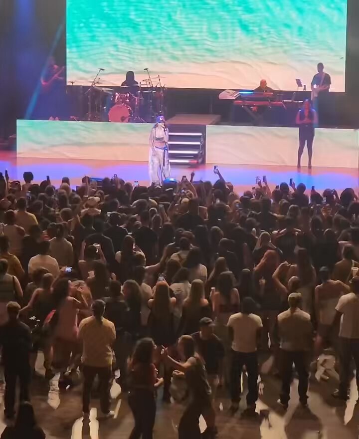 Fracasso 😰 confira o público tímido da Ludmila ontem em NYC.