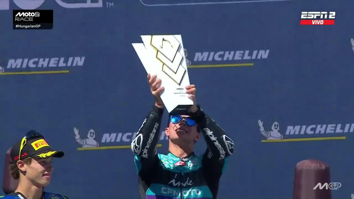 #Moto2 🏍️ | ¡SUENA EL HIMNO 💛💛💙❤️🔥! Por primera vez en la temporada del Moto 2 suena el himno colombiano. David, con mucha emoción, entona el himno nacional en Hungría. ¡Todos de pie, Colombia 🇨🇴!