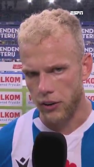Luuk Brouwers is niet blij met het affluiten bij een corner en krijgt z'n tweede geel 🟥 #twehee