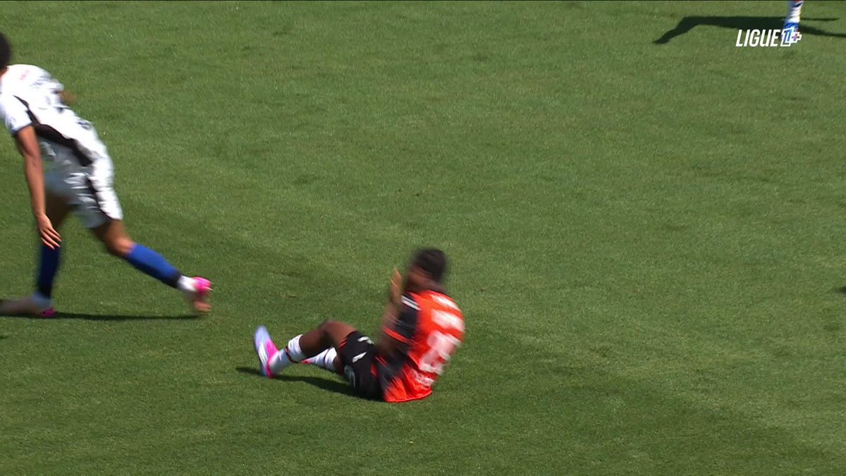 🟥 Carton rouge d'entrée de jeu pour Mahdi Camara ! #FCLSRFC