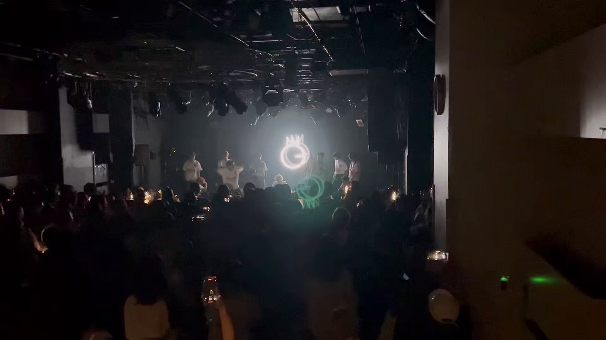 Sotaくん率いるGANMIのライブに行って来た‼️去年、なるしが脚本を書かせて頂いた舞台の演出と振付をされていて、そのダンスに圧倒され、速攻でファンになり、再来年、僕が演出するミュージカルの振付をお願いしたんです🙇その再来年のミュージカル、主役が超絶ダンスが上手い役者さんなので、そのポテンシャルを最大限に引き出してもらって、全く新しいミュージカルを作り、お客様に楽しんで頂くために、どーしてもSotaくんの才能が必要だと思ったのです🥳で、Sotaくんに快諾頂いたため、逆にSotaくんを研究するためにSotaくんのホームであり、最も信頼しているであろうチームGANMIを観なければ！と思ったんです😊いやあ、カッコよかったわあ👏🏻全編、撮影OKということで最初携帯を構えたのですが「これは目で観ないともったいない！」と思ったもんね。そこから2度と携帯を構えず、この目で目撃した！ほとんどのお客さんがそうだったな。最初、撮影してたけど、俺と同じく、みんな、目で見始めた。それほどカッコよく素晴らしいライブだった！Sotaくんの振付は個々の振りも素晴らしいのだが、圧巻なのは、集団になった時のフォーメーションの作り方にある。ミュージカルもプリンシパルとアンサンブルを合わせると20人近くになるわけだから、フォーメーションを面白く魅せることが出来ればめっちゃ楽しめると思うのだが、あまりフォーメーションを大胆に変えるミュージカルは少ない。今日のライブを観て、再来年、主役さんがセンターでこんなカッコいい振りを踊り、全員で刺激的なフォーメーションを組んで踊る姿を想像して、ワクワクが止まらんかった🤣一応、カッコ良過ぎて撮るのを挫折した動画を上げておきます😅秋にお台場のデカいところでライブがあるらしいですよ🎉絶対観た方がいい‼️
