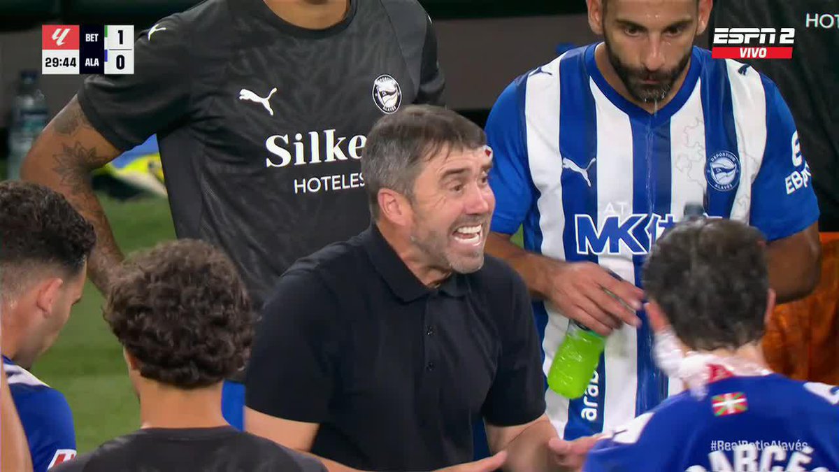 🇦🇷😅 Eduardo Coudet dando indicaciones en una pausa para hidratación en Alaves ante Real Betis.