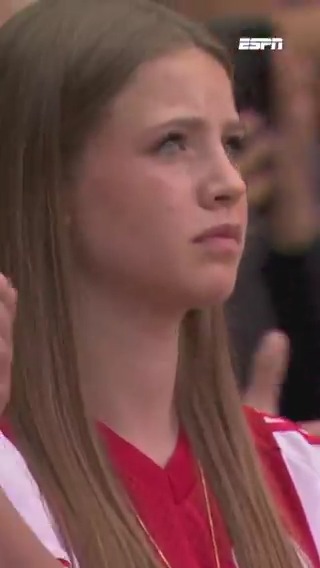 Kippenvel: Johan Cruijff ArenA applaudisseert voor om het leven gebrachte Lisa (17) ❤️