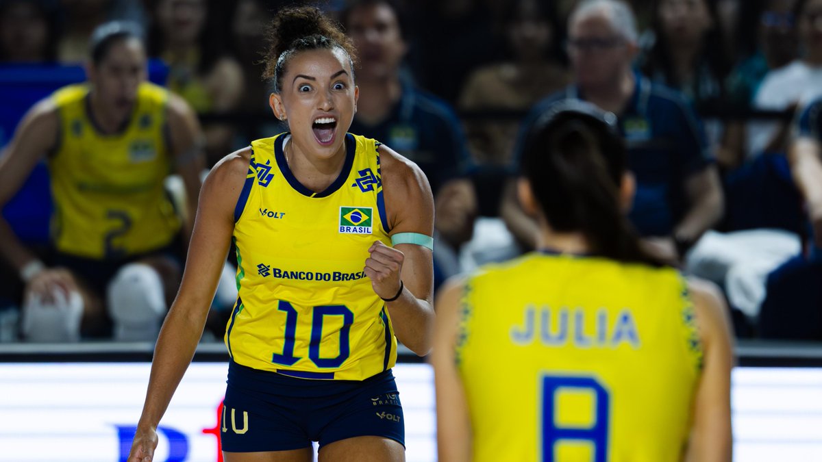 #Thailand2025: WHAT. A. COMEBACK! 💚💛🔥 Brazil 🇧🇷 was down 0-2 against France 🇫🇷, but the Seleção never gave up. With huge blocks, fearless swings and unstoppable energy, they turned the match around in Chiang Mai 🇹🇭 to take it 3-2! 🏐✨ This was volleyball at its best — pure fight, pure passion, pure Brazil! 🙌 📺 Watch the replay on VBTV: 🛍️ Grab your World Champs Merch now: 🏐 #WWCH #Volleyball #Volei #ElectrifyingThailand