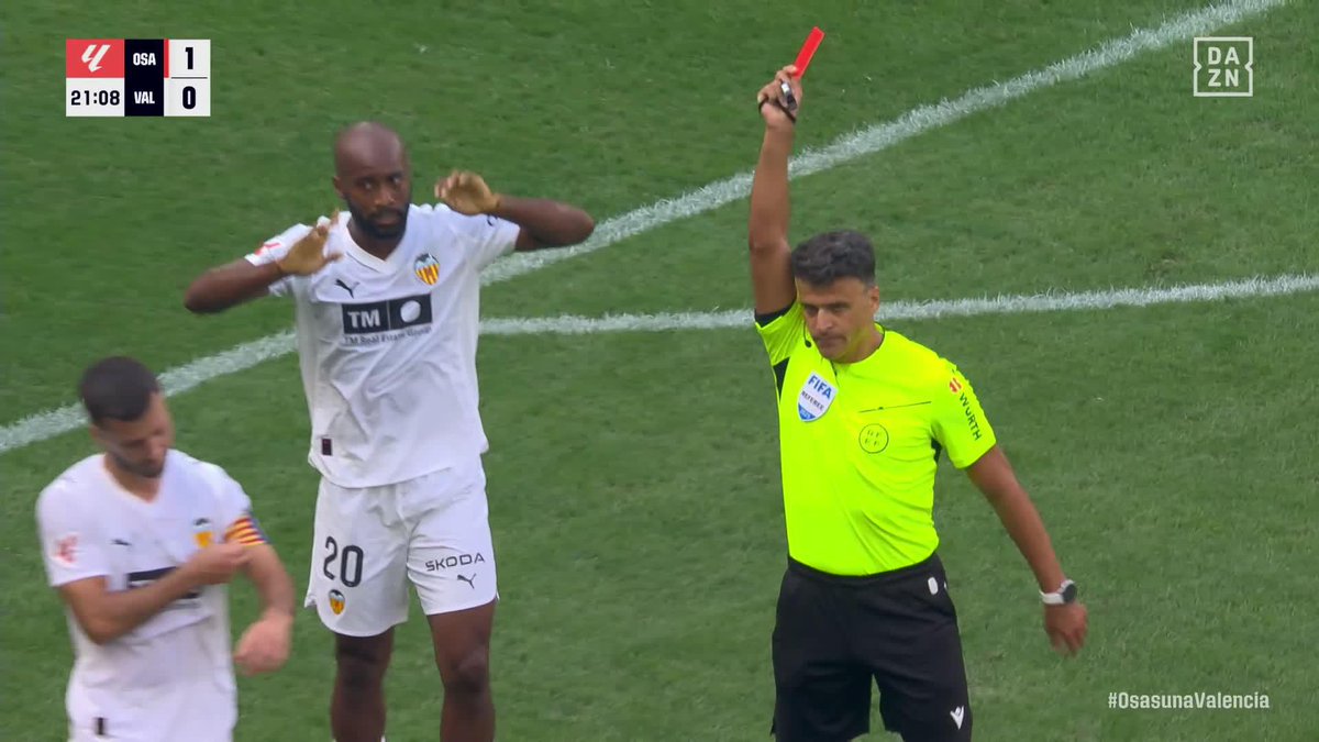 El error es burdo pero pasable. Para mí el verdadero error grave es lanzar con ese desprecio el brazalete de capitán al suelo. Espero que pida perdón porque es una acción muy decepcionante.