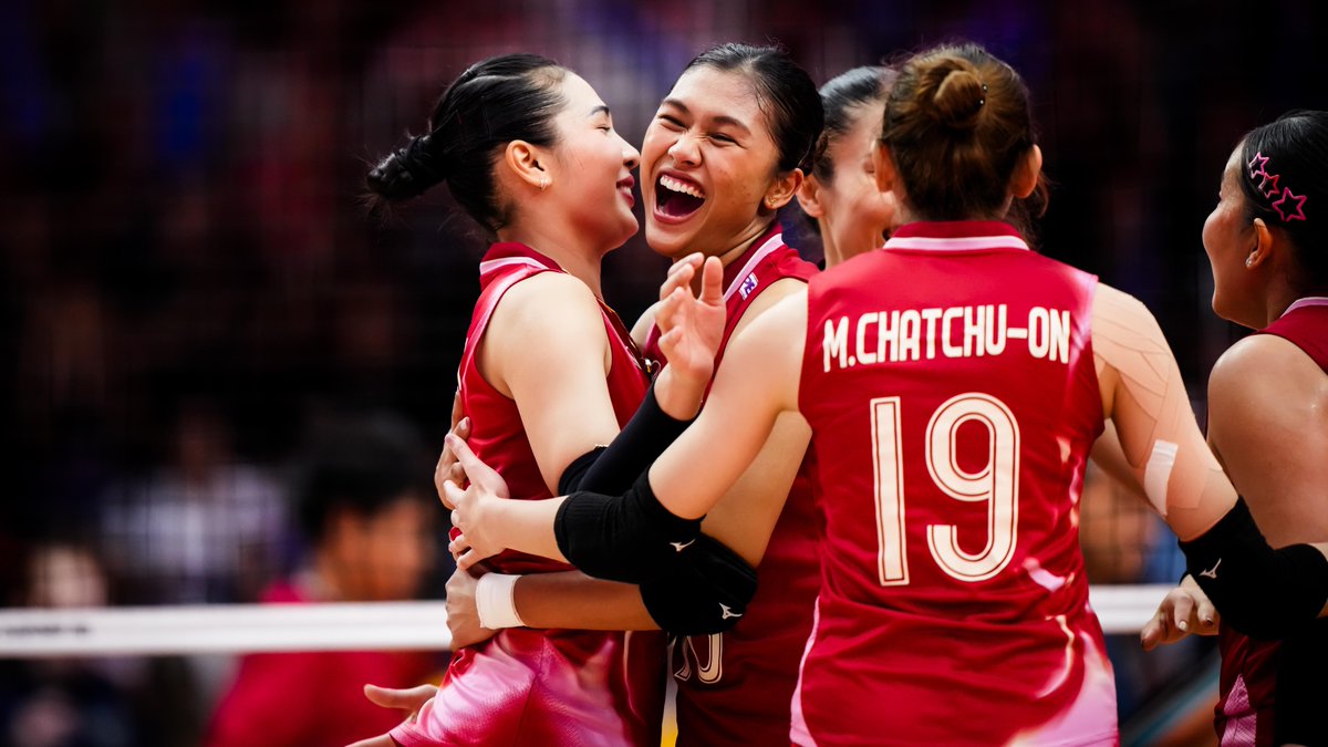 #Thailand2025: THAILAND MAKES IT TWO! 🇹🇭🔥 The hosts kept the party going in Bangkok 🇹🇭, earning their second straight victory with a 3–0 sweep over Sweden 🇸🇪. Backed by a passionate home crowd, Thailand showed speed, precision, and pure heart to stay undefeated at the World Championship! 🙌 📺 Watch the replay on VBTV: 🛍️ Grab your World Champs Merch now: 🏐 #WWCH #Volleyball #ElectrifyingThailand