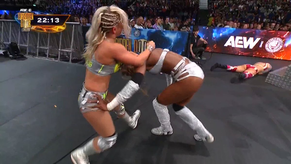 There is certainly no love lost between Queen Aminata クィーンアミナタ and @Toxic_Thekla as they brawl up the entrance ramp! Watch #ForbiddenDoor ZERO HOUR! ▶️