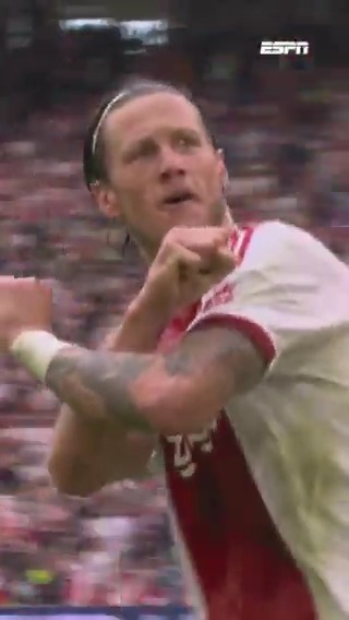 Wout Weghorst jaagt zijn derde van het seizoen tegen de touwen! ⚽️ #ajaher