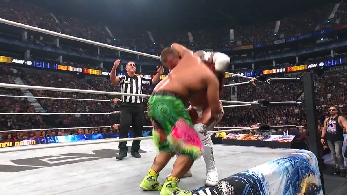What a reversal on the apron from 高橋ヒロム / Hiromu Takahashi! Watch #ForbiddenDoor on PPV right now!