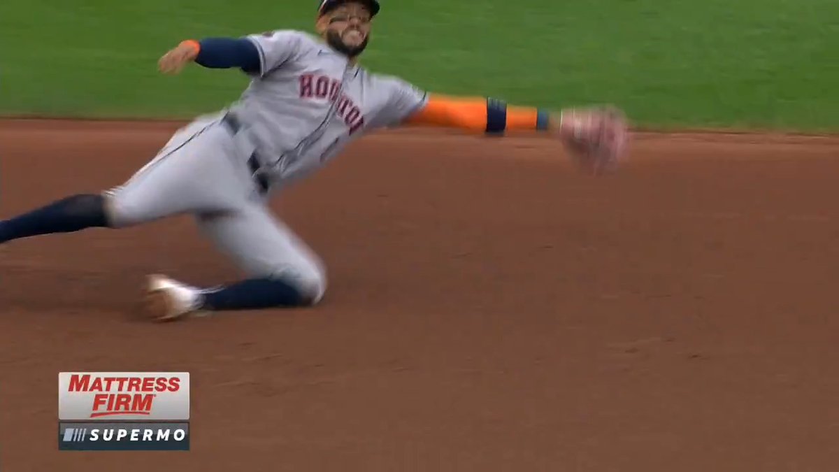 Carlos Correa makes playing third base look easy 😮💨 (via MLB Español)