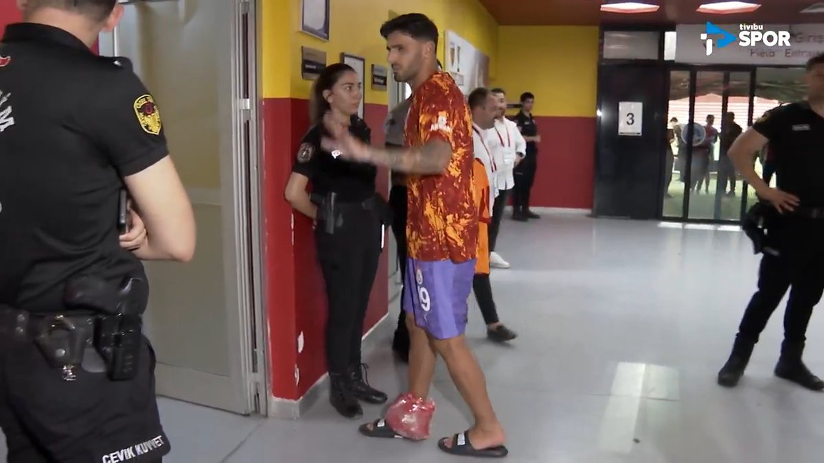 Kayserispor karşılaşmasının ardından Günay Güvenç'in ayağına buz sarıldı.