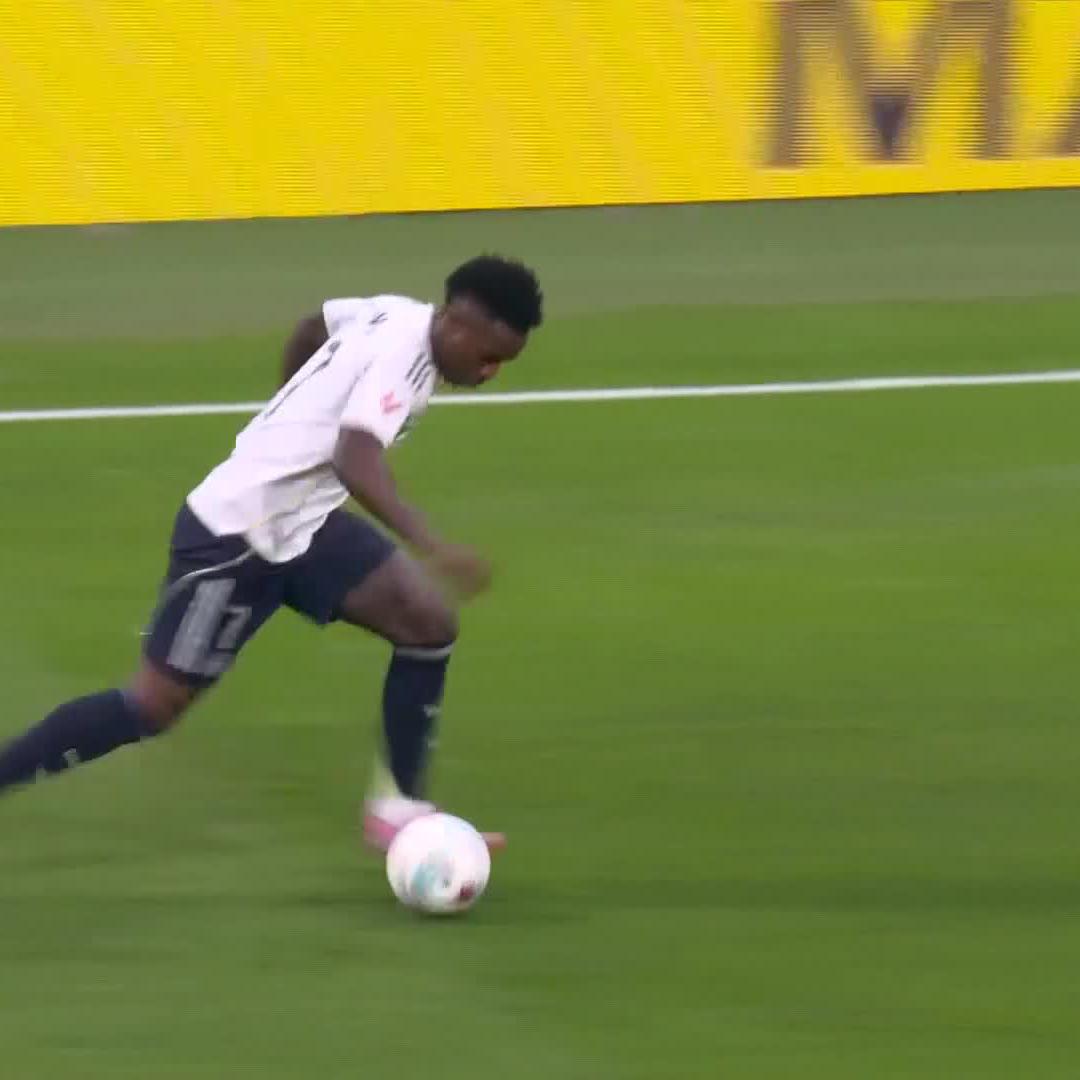 Vini Jr im gegnerischen Strafraum am Ball - es gibt Gelb für Schwalbe #DAZNmoment #LaLiga