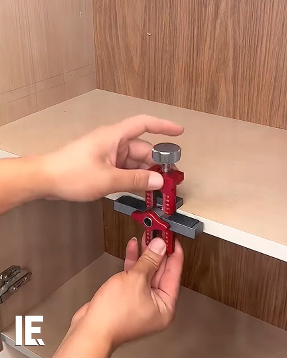 Never fear wobbly or crooked closet doors again with this tool. 📹: fsboling_tools / IG